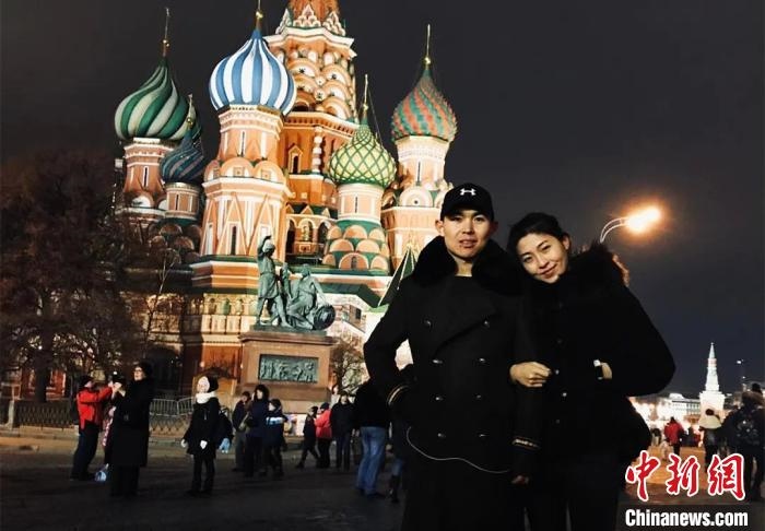 圖為敖木希勒夫婦留學(xué)合影?！“侥鞠＠展﹫D