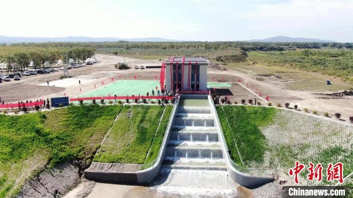 圖為生態(tài)補(bǔ)水現(xiàn)場(chǎng)?！》缎Э?攝