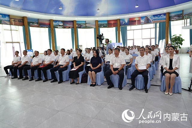 與會人員共同觀看科右中旗牛產(chǎn)業(yè)高質(zhì)量發(fā)展專題片。苑曉睿攝