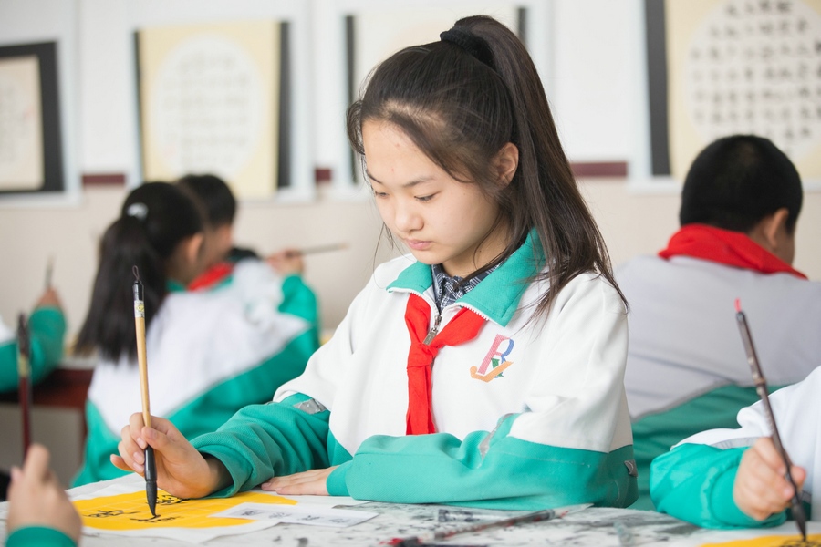 北重一小，學(xué)生正在書寫毛筆字 (2).jpg
