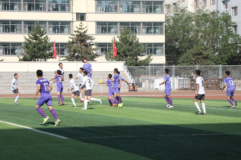 4.大學生足球聯賽本科組比賽現場 內蒙古科技大學（紫色）對陣內蒙古農業(yè)大學.JPG