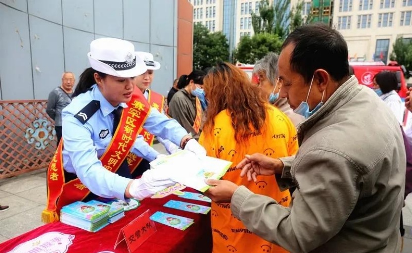 賽罕區(qū)舉行“永遠跟黨走 文明我同行”創(chuàng)城集中宣傳活動2.jpg