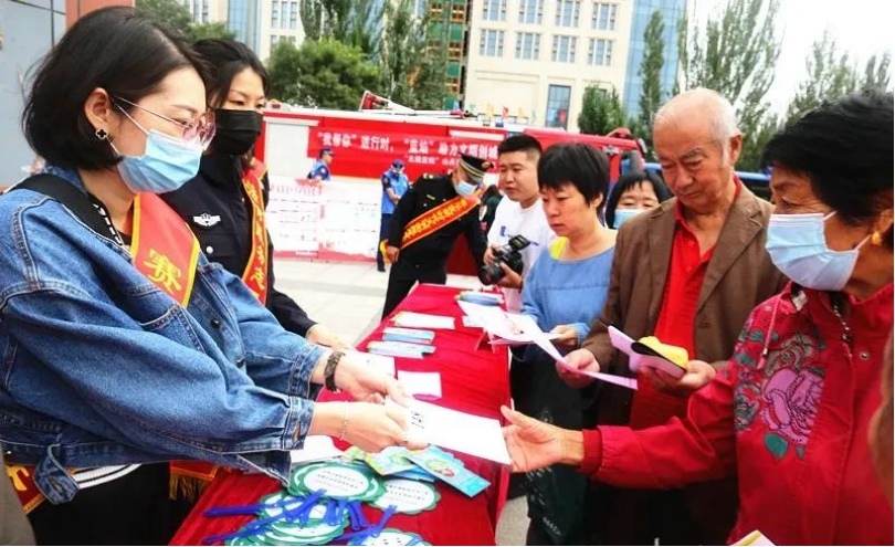 賽罕區(qū)舉行“永遠跟黨走 文明我同行”創(chuàng)城集中宣傳活動 4.jpg