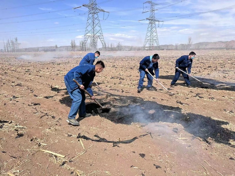 1649491883132512.jpg 運行人員對秸稈進行掩埋.jpg