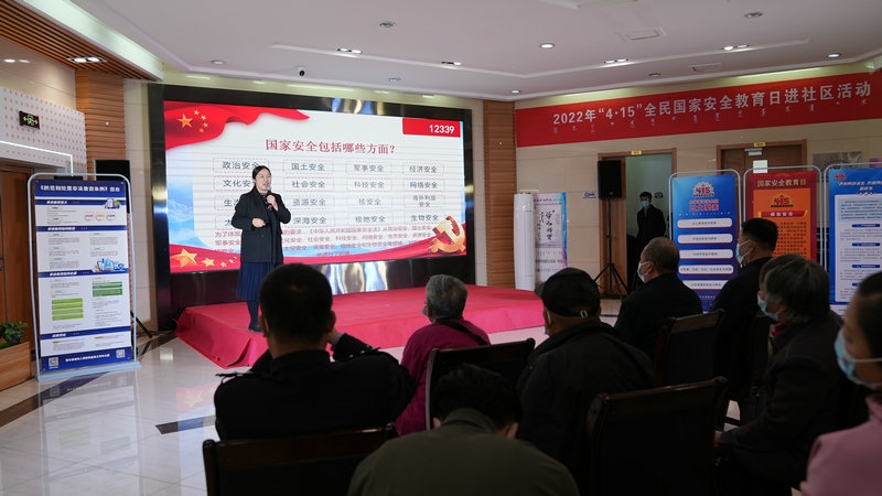 線下聯(lián)合各國(guó)家安全委員單位同步開(kāi)展“國(guó)家安全進(jìn)社區(qū)”活動(dòng)，現(xiàn)場(chǎng)通過(guò)以國(guó)家安全知識(shí)問(wèn)答為主線，穿插烏蘭牧騎演出、國(guó)家安全宣講、發(fā)放國(guó)家安全法律法規(guī)讀本等形式，圍繞什么是國(guó)家安全、國(guó)家安全包含哪些內(nèi)容、如何維護(hù)國(guó)家安全等方面，為社區(qū)老百姓開(kāi)展宣傳宣講，同時(shí)作為現(xiàn)場(chǎng)“進(jìn)社區(qū)”活動(dòng)與線上直播活動(dòng)連線，把現(xiàn)場(chǎng)熱烈氣氛帶到網(wǎng)絡(luò)，與大家共同分享。 (4)_副本.jpg