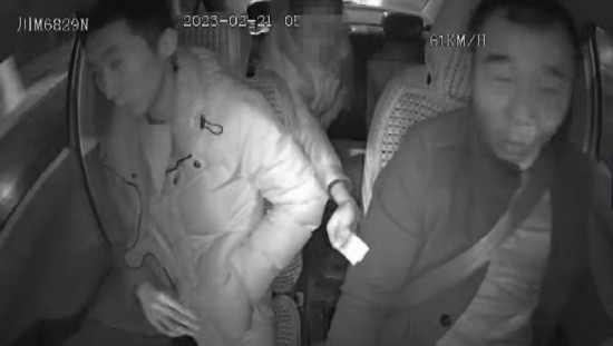 凌晨女子打車到江邊，并掏出百元大鈔給司機稱不用找了。資陽公安供圖