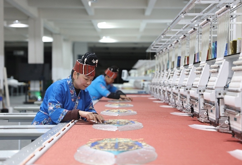 2023年2月13日，貴州省黔東南苗族侗族自治州施秉縣工業(yè)園區(qū)，工人在機(jī)繡車間作業(yè)。