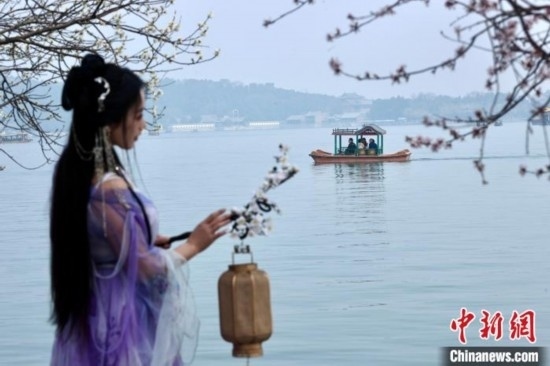 圖為游客在昆明湖畔游玩。<a target='_blank' data-cke-saved-href='/' href='/'><p align=