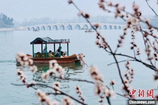 20日，頤和園游船開航。<a target='_blank' data-cke-saved-href='/' href='/'><p align=
