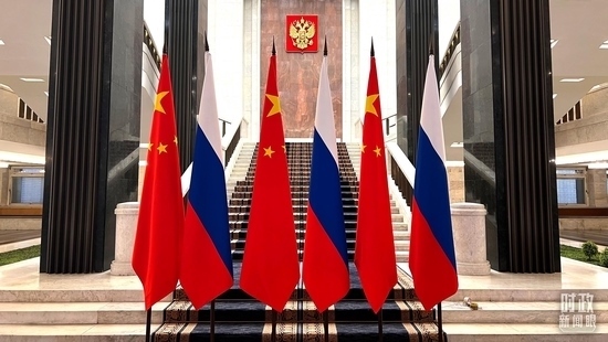 △習(xí)主席在這里同米舒斯京總理握手合影。（總臺(tái)央視記者程鋮拍攝）