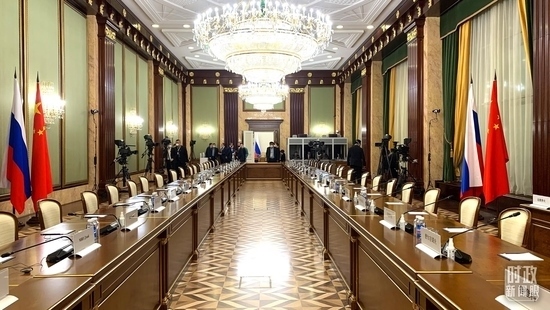 △俄羅斯聯(lián)邦政府大廈內(nèi)，習(xí)主席在這里會(huì)見俄羅斯總理米舒斯京。（總臺(tái)央視記者段德文拍攝）