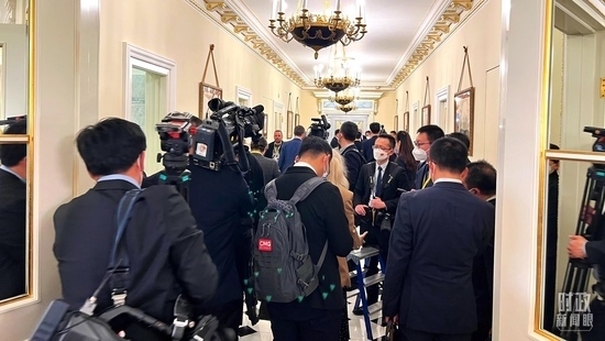  △等待進(jìn)入會(huì)場(chǎng)的新聞?dòng)浾邤D滿走廊。（總臺(tái)央視記者程鋮拍攝）