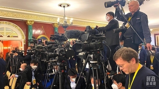 △等待中俄兩國(guó)元首共見記者的中外媒體同仁。（總臺(tái)央視記者段德文、李輝拍攝）