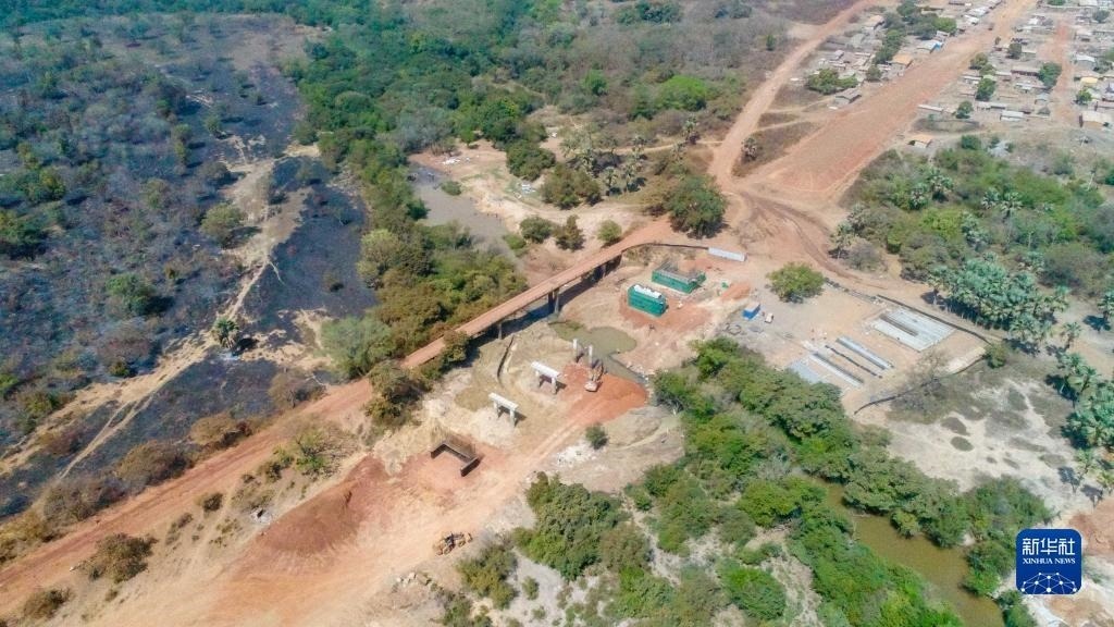 這是1月12日在科特迪瓦西北部奧迭內(nèi)省拍攝的北部公路項目施工現(xiàn)場（無人機(jī)照片）。新華社發(fā)（中國港灣工程有限責(zé)任公司供圖）