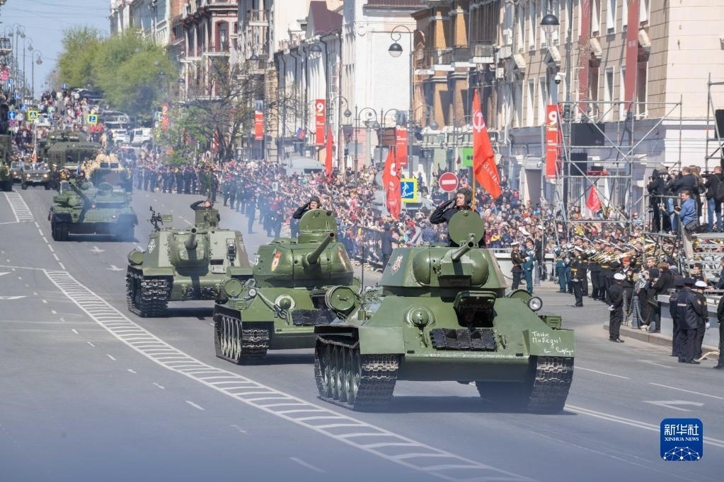 5月9日，在俄羅斯符拉迪沃斯托克市，坦克編隊(duì)參加閱兵式。新華社發(fā)（郭飛洲攝）