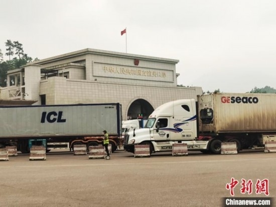 近日，位于中越邊境廣西憑祥市的友誼關(guān)口岸車(chē)水馬龍，裝載著東盟水果的跨境車(chē)輛來(lái)往不斷。黃艷梅 攝