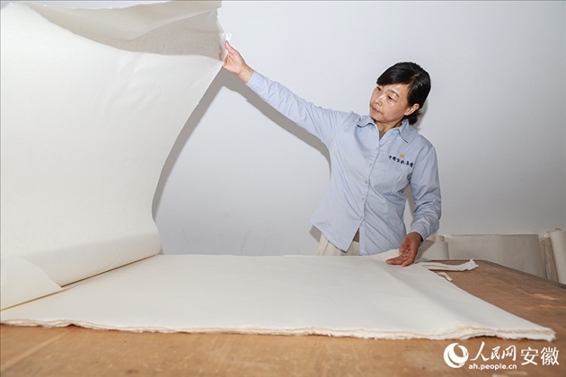 制簾需要將蔑條通過(guò)專門(mén)的小孔磨細(xì)。人民網(wǎng)記者 張俊攝