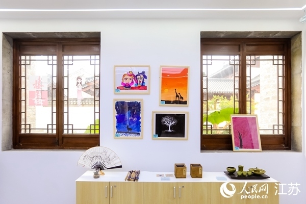 “棲棲小店”的文創(chuàng)產(chǎn)品展示廳。人民網(wǎng)記者 馬曉波攝