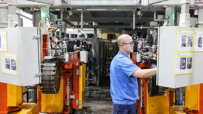 工作人員在貴州輪胎股份有限公司的“5G全連接工廠”成型區(qū)作業(yè)（2022年5月17日攝）。新華社記者 歐東衢 攝