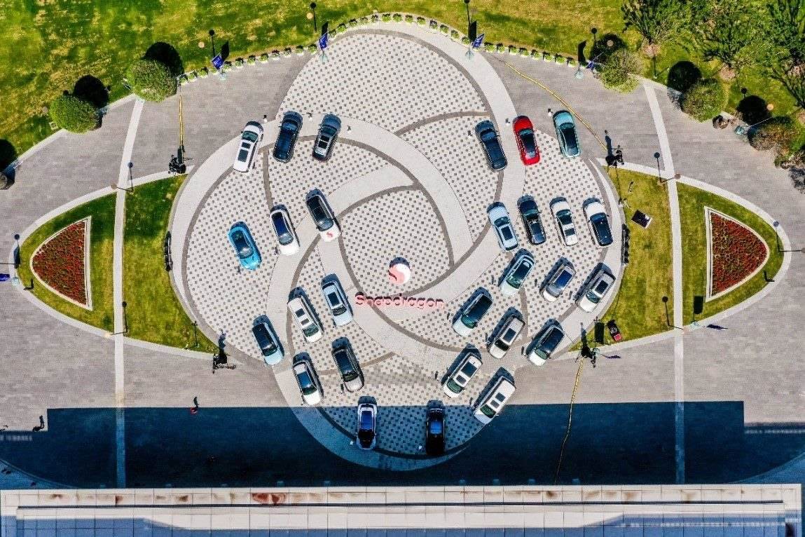 峰會(huì)戶外整車(chē)展示區(qū)俯瞰圖。（受訪者供圖）