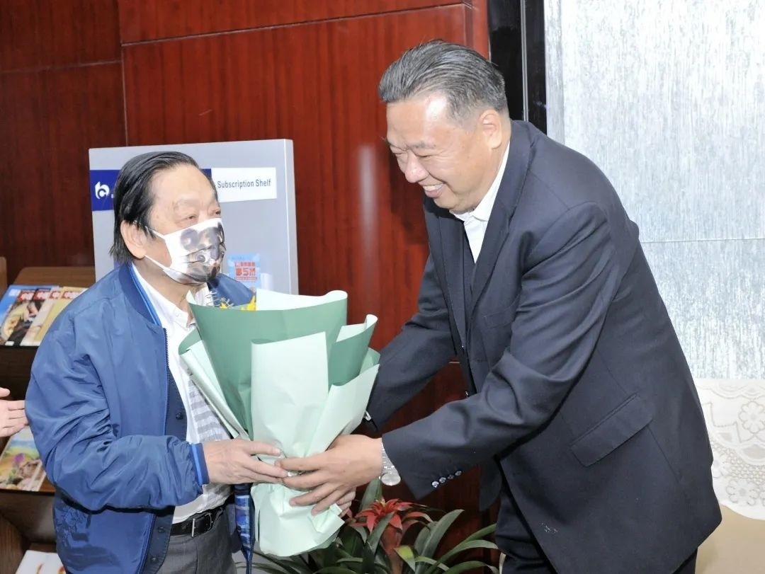 ▲青海省政協(xié)副主席、青海省林草局黨組書記、局長、祁連山國家公園青海省管理局局長李曉南在機場迎接韓美林