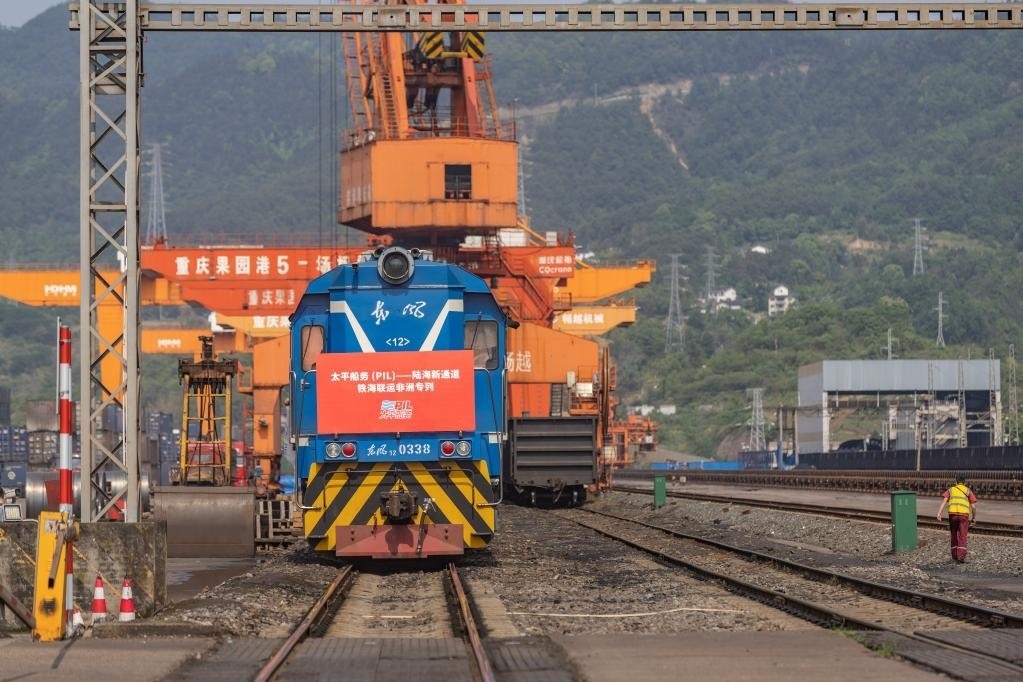 這是2023年4月27日，太平船務(wù)——西部陸海新通道江鐵海聯(lián)運(yùn)非洲專列在重慶果園港魚嘴站等待發(fā)車。