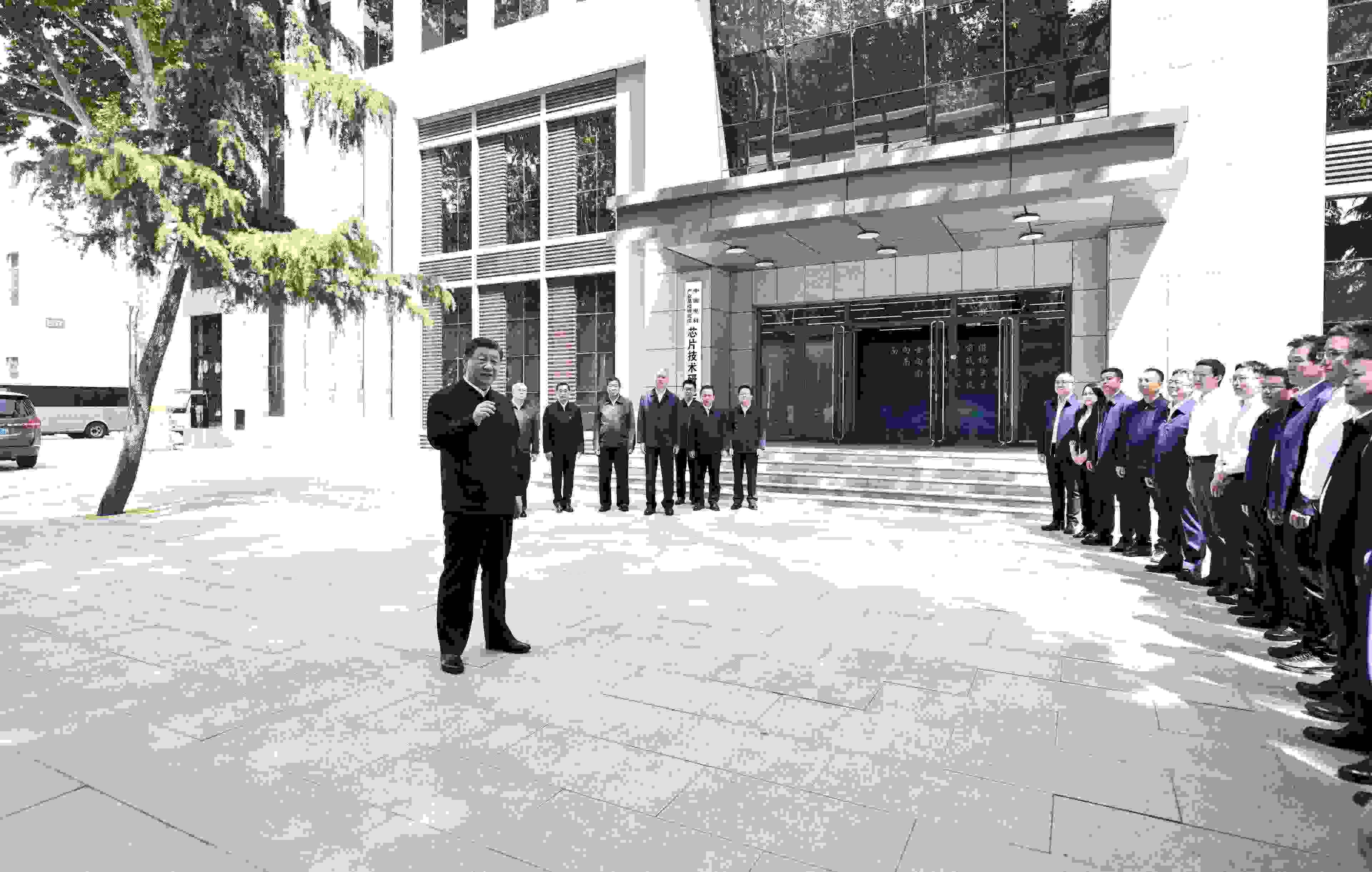 △2023年5月12日，習(xí)近平總書記在中國電科產(chǎn)業(yè)基礎(chǔ)研究院同科技工作者交流。