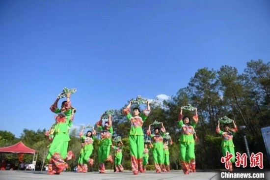 市民在跳廣場(chǎng)舞。 唐小晴 攝