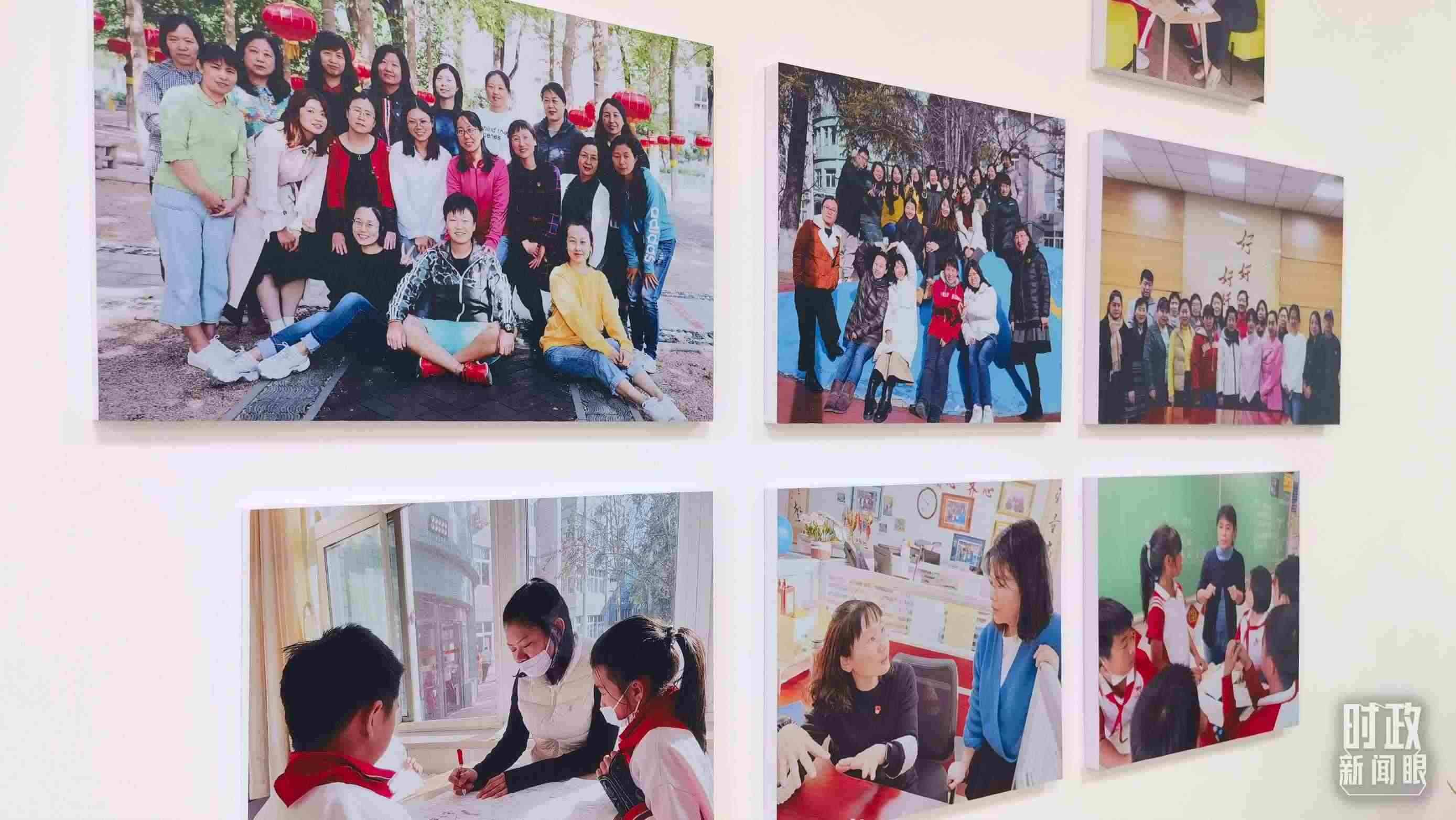 △五年級教師辦公室內(nèi)的合影展板。（總臺央視記者賈林拍攝）