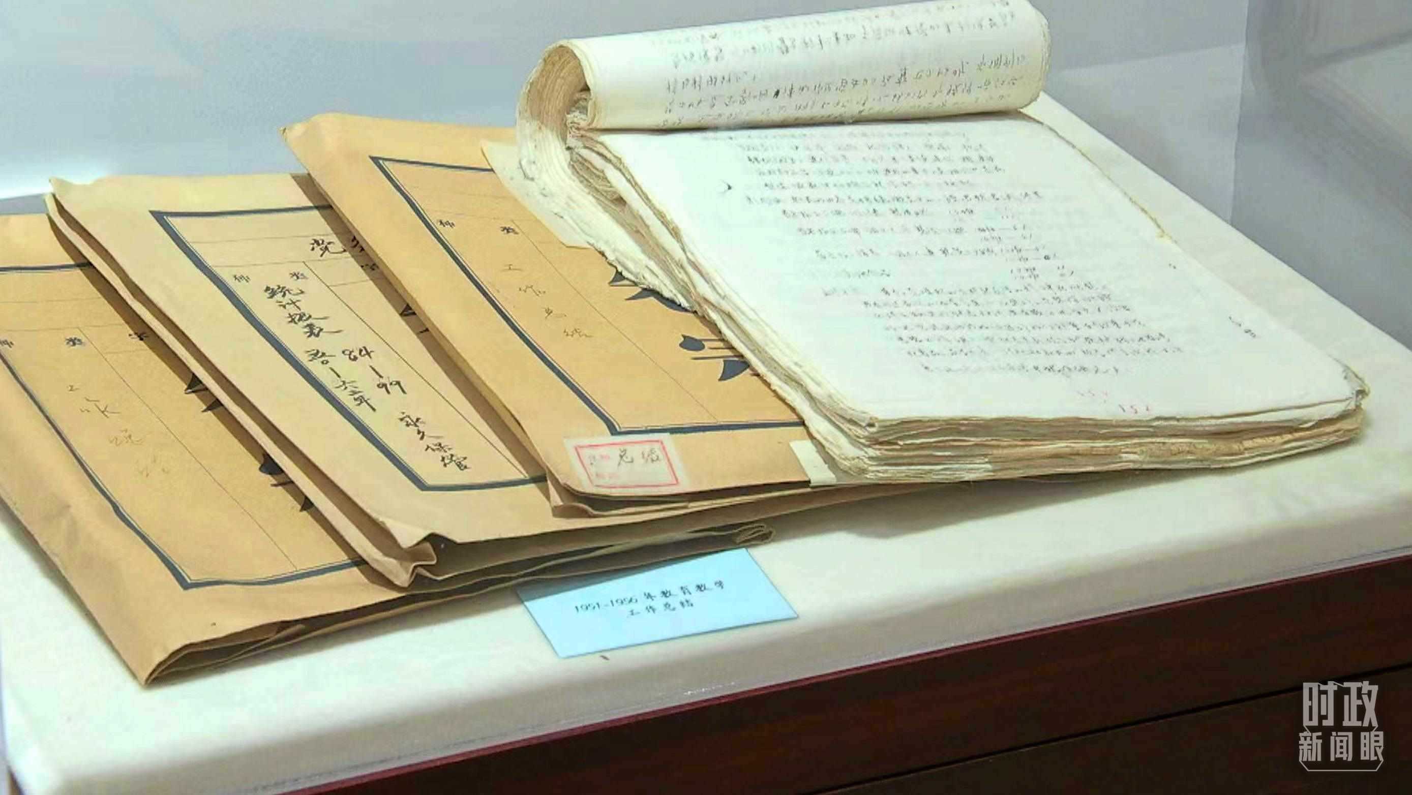 △校史館內(nèi)的教育教學(xué)工作總結(jié)展陳。（總臺央視記者金雨秋拍攝）