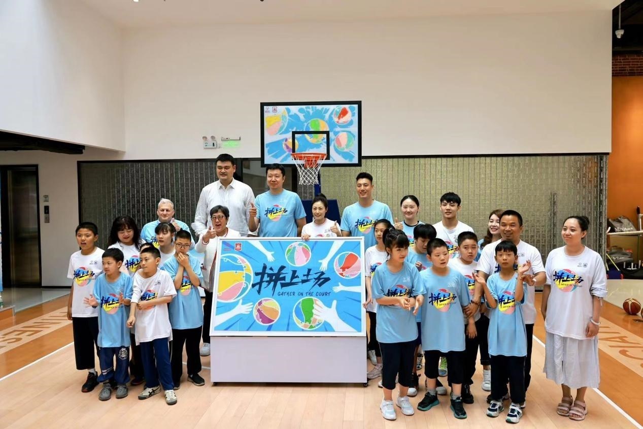 嘉賓與特奧小運(yùn)動員在活動結(jié)束后合影。人民網(wǎng)記者 郝帥攝