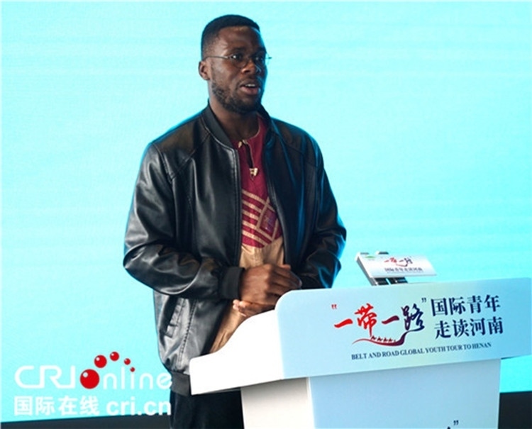 國際青年代表奕曉龍發(fā)言。賈親親 攝