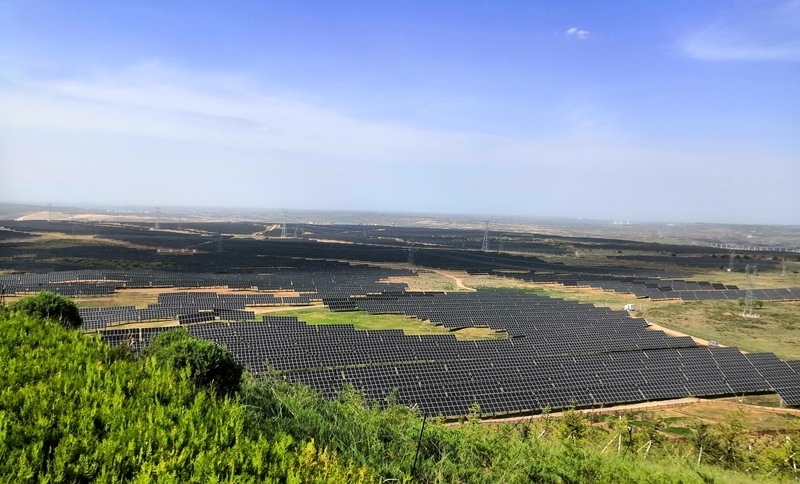 伊金霍洛旗天驕綠能50萬千瓦采煤沉陷區(qū)生態(tài)治理光伏發(fā)電示范項目一角。人民網(wǎng)記者 孫博洋攝