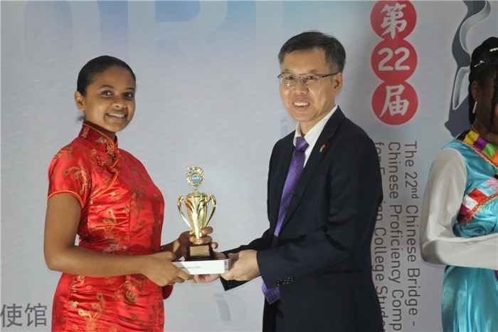 陳錫來(lái)參贊為獲獎(jiǎng)選手頒發(fā)二等獎(jiǎng)。圭亞那大學(xué)孔子學(xué)院供圖