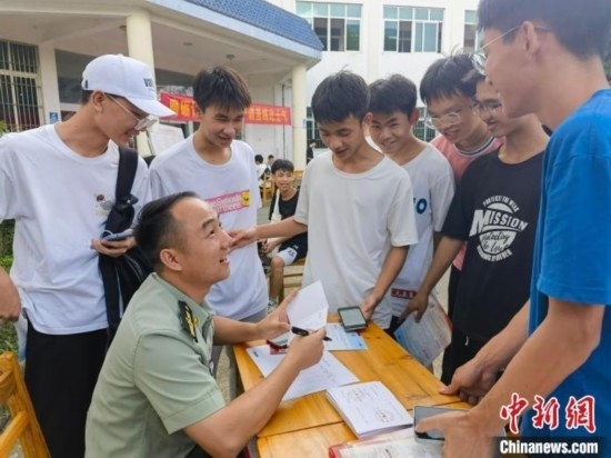 專武干部在講解相關(guān)政策。韋碩 攝