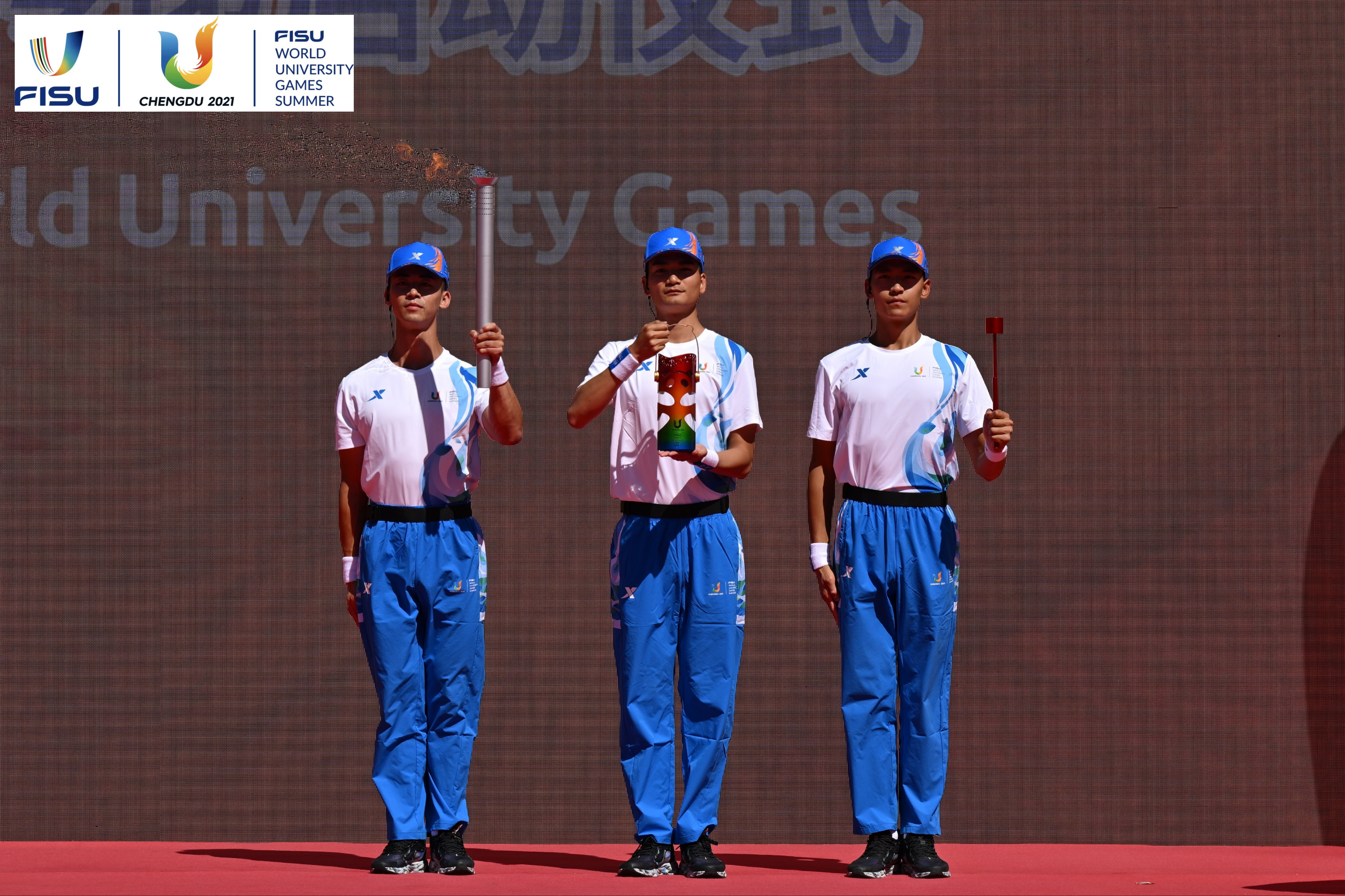 成都大運會火種護衛(wèi)隊點燃大運火炬。 圖片來源：成都大運會執(zhí)委會供圖