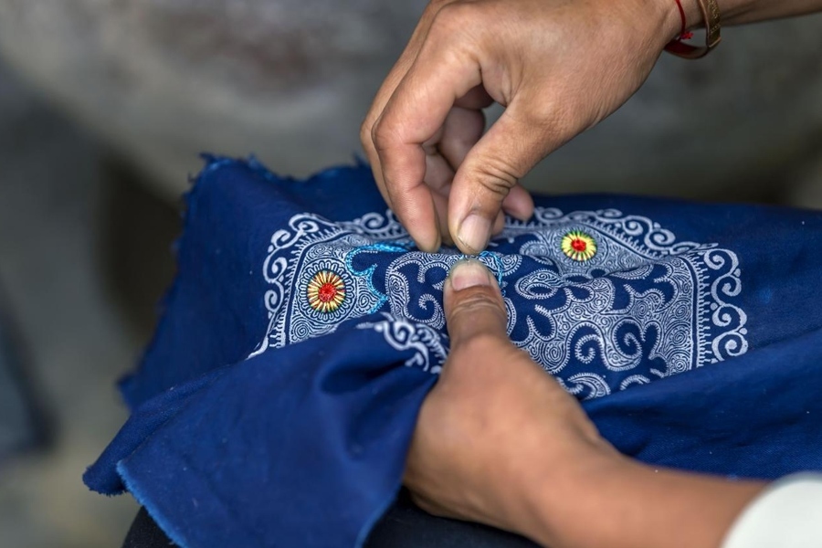 在貴州省黔西市新仁苗族鄉(xiāng)化屋村，村民在制作苗繡。新華社記者 范暉 攝