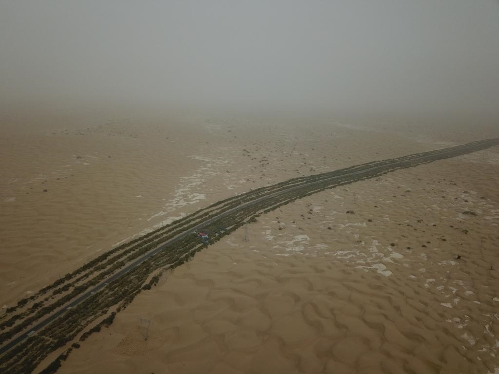 這是2019年8月12日拍攝的塔里木沙漠公路兩側(cè)的綠色屏障（無(wú)人機(jī)照片）。新華社記者宿傳義攝