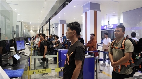 6月13日，乘坐中老鐵路國際旅客列車的旅客在磨憨邊檢大廳排隊(duì)候檢。李揚(yáng) 攝