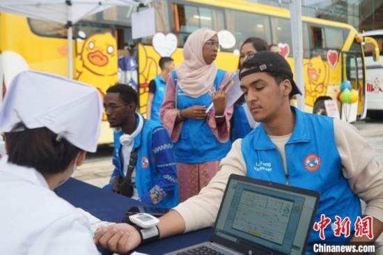 6月13日，在第20個世界獻(xiàn)血者日前夕，20名在贛留學(xué)生組團(tuán)前往血站獻(xiàn)血。吳迪 攝