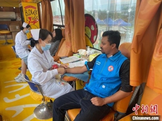 6月13日，在第20個世界獻(xiàn)血者日前夕，20名在贛留學(xué)生組團(tuán)前往血站獻(xiàn)血。吳迪 攝