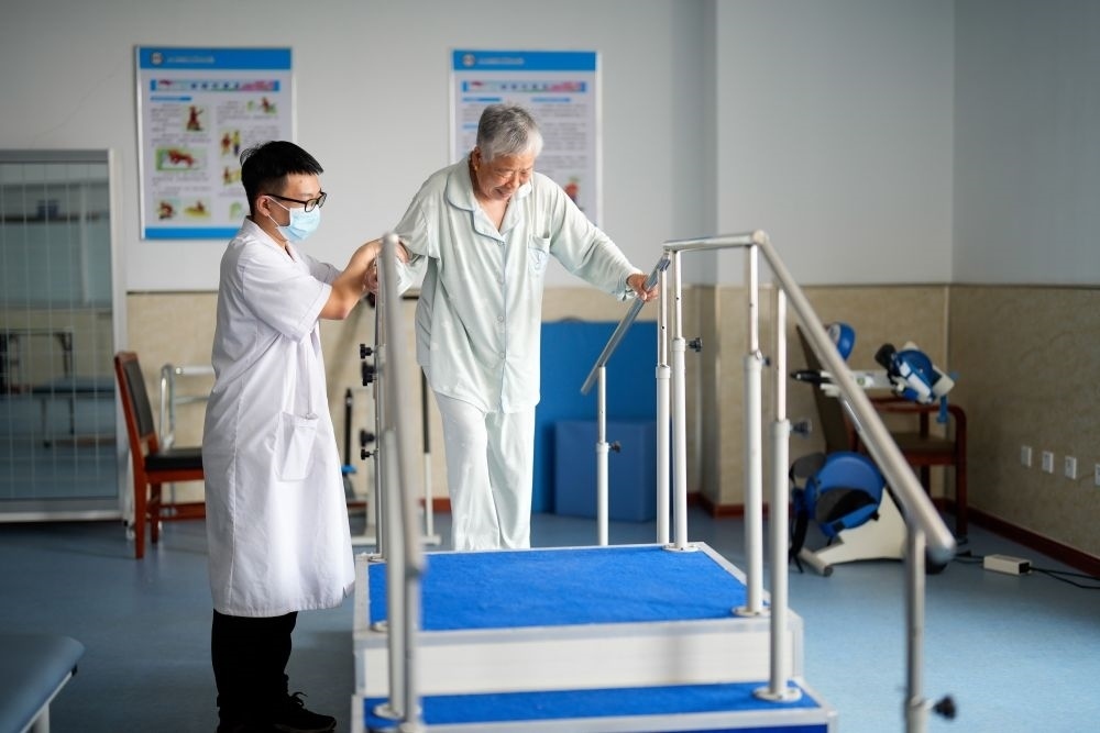 河北省灤南縣一家養(yǎng)老機(jī)構(gòu)的工作人員在指導(dǎo)老人進(jìn)行康復(fù)訓(xùn)練（2023年5月19日攝）。新華社記者 牟宇 攝