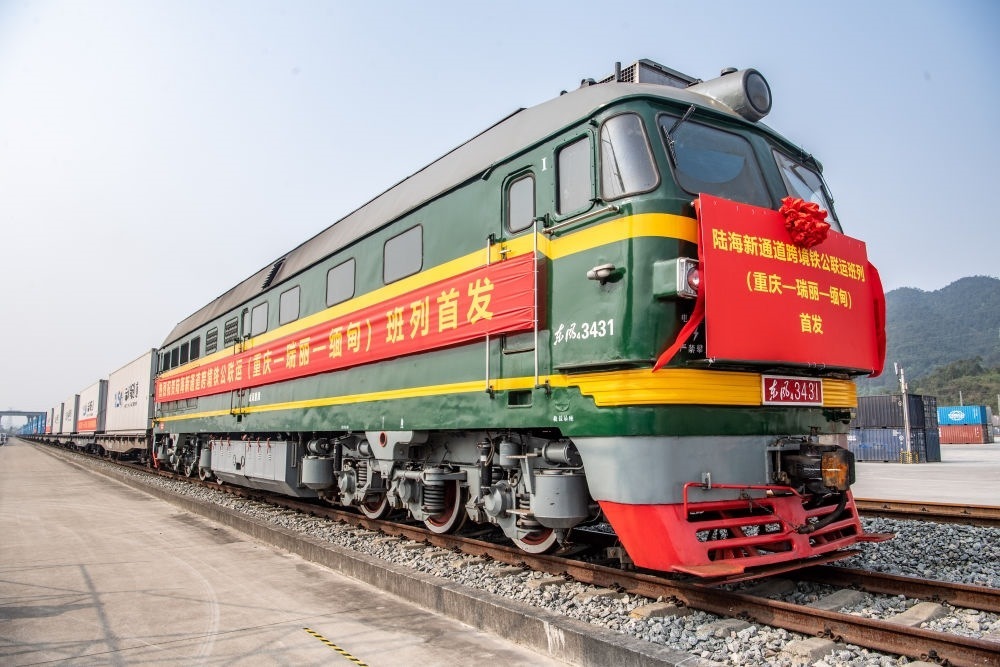 陸海新通道跨境鐵公聯(lián)運(yùn)班列（重慶—瑞麗—緬甸）首發(fā)班列在重慶江津小南埡鐵路物流中心等候發(fā)車(chē)（2023年4月3日攝）。新華社記者 唐奕 攝