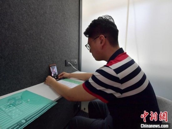 學(xué)生通過“云面試空間”進(jìn)行求職面試。劉棟 攝