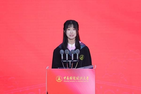 王若研在畢業(yè)典禮上發(fā)言。崔楨楨 攝