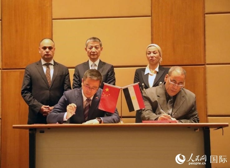 中國駐埃及使館公使張朝陽與埃環(huán)境事務署工程和項目管理局局長阿卜杜勒阿齊茲簽署交接證書。沈小曉攝