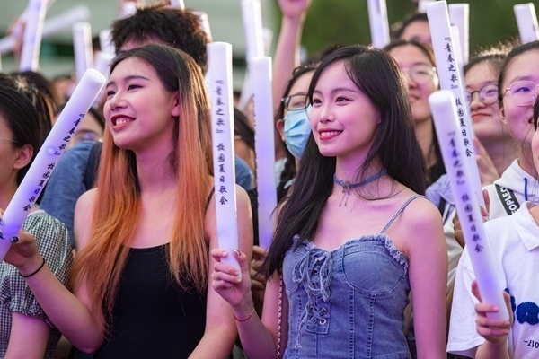 場(chǎng)下觀眾十分熱情。人民網(wǎng)記者 翁奇羽攝