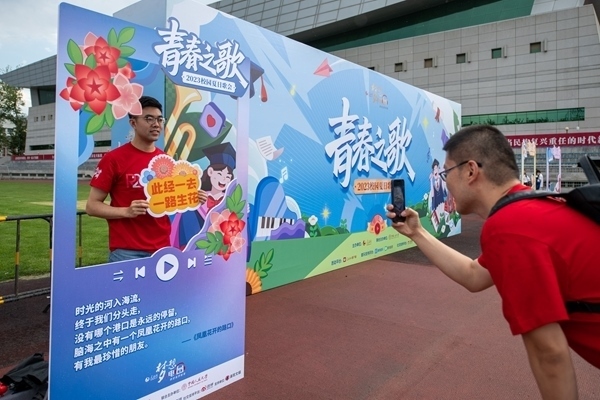 學(xué)生在市集打卡拍照。人民網(wǎng)記者 翁奇羽攝