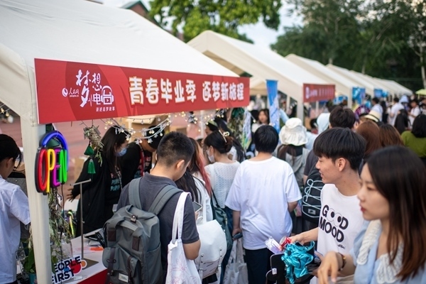 市集現(xiàn)場(chǎng)。人民網(wǎng)記者 翁奇羽攝