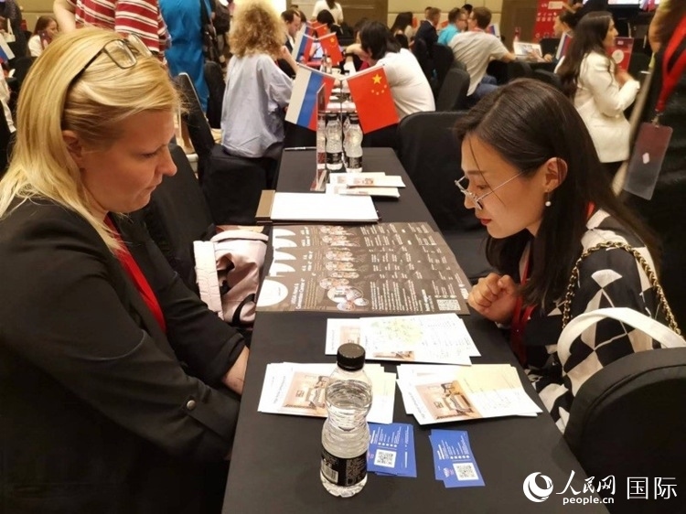 中俄旅游行業(yè)代表在北京路演活動(dòng)現(xiàn)場面對面溝通。人民網(wǎng)記者 楊倩攝